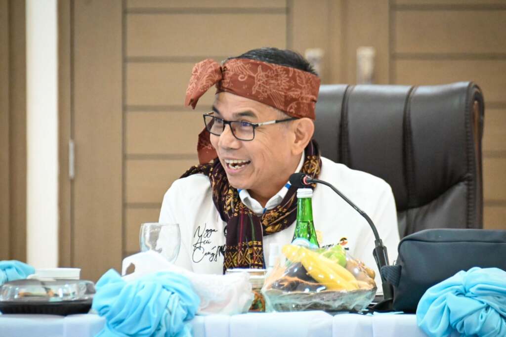 Anggota_Komisi_III_DPR_RI__Hinca_Panjaitan__saat_mengikuti_pertemuan_di_Kota_Jambi__Jambi__Jumat__1220250914162442